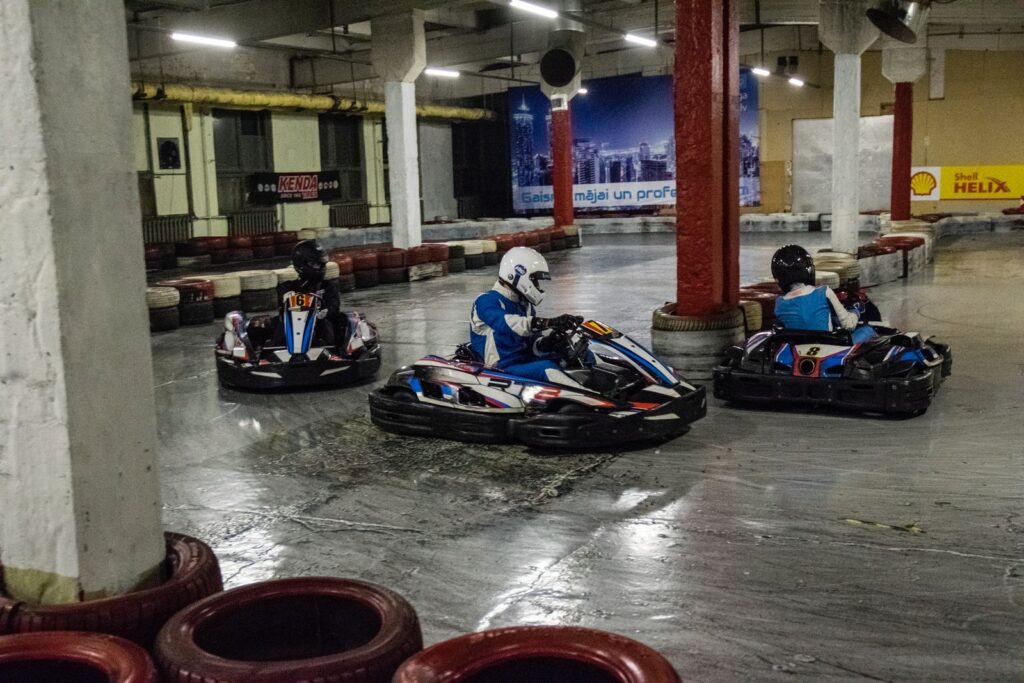 Karts in der Kurve auf der Indoor-Strecke von Kartinga nams XL